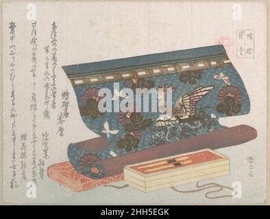 Rotolo di stoffa per un OBI e ornamenti per capelli a guscio tartaruga (“regali per gli amati”), dalla Butterfly Series, dal Spring Rain Surimono Album (Harusame surimono-jō, vol. 3) ca. 1805–10 Ryūryūkyo Shinsai Japanese Surimono sono stampe di blocco di legno pubblicate privatamente, solitamente commissionate da poeti o gruppi di poesie come forma di biglietto di auguri di Capodanno. Le poesie, più comunemente kyōka (verse spiritoso di trentuno sillaba), inscritte sulle stampe includono di solito felicemente immagini connesse con la primavera, che nel calendario lunare inizia il primo giorno del primo mese. Temi del surimono sono Foto Stock