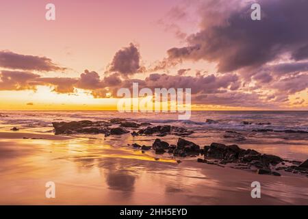 Spiaggia costiera sabbiosa all'alba Foto Stock