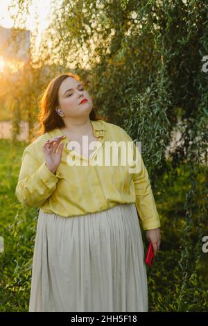 Donna che ascolta la musica con le cuffie auricolari wireless Foto Stock