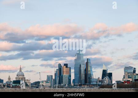 Moderni grattacieli nella capitale di Londra al tramonto, Inghilterra, Regno Unito Foto Stock