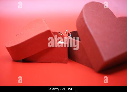 la coppia incontra quella giusta sulle scene surreali della scatola del regalo a forma di cuore Foto Stock