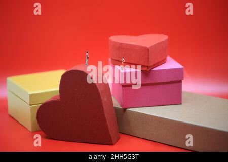 la coppia incontra quella giusta sulle scene surreali della scatola del regalo a forma di cuore Foto Stock