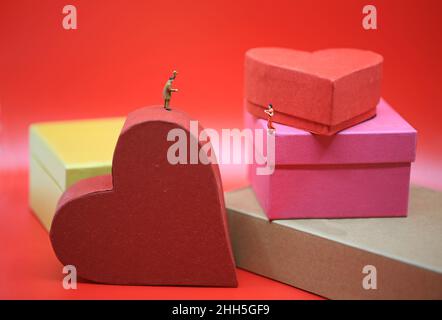 la coppia incontra quella giusta sulle scene surreali della scatola del regalo a forma di cuore Foto Stock