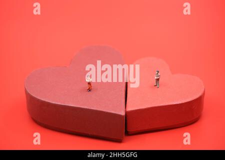 la coppia incontra quella giusta sulle scene surreali della scatola del regalo a forma di cuore Foto Stock