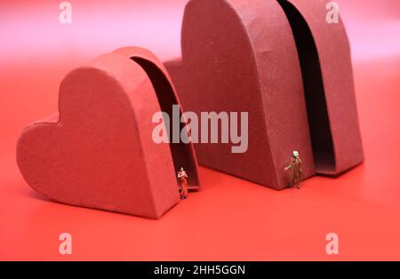 la coppia incontra quella giusta sulle scene surreali della scatola del regalo a forma di cuore Foto Stock