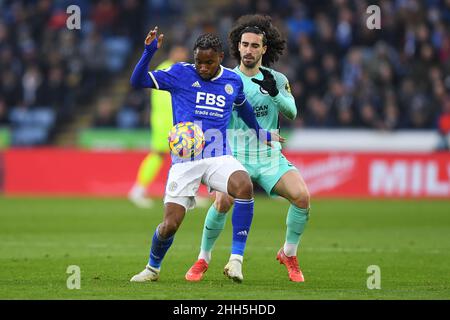 LEICESTER, REGNO UNITO. GEN 23rd Ademola Lookman di Leicester City scudi la palla da Marc Cucurella di Brighton e Hove Albion durante la partita della Premier League tra Leicester City e Brighton e Hove Albion al King Power Stadium di Leicester domenica 23rd gennaio 2022. (Credit: Jon Hobley | MI News) Credit: MI News & Sport /Alamy Live News Foto Stock