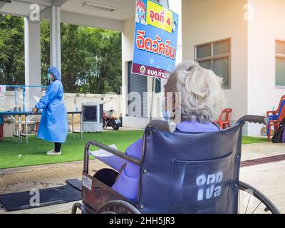 KANCHANABURI, THAILANDIA-AGOSTO 25,2021 : le persone non identificate aspettano in coda per prendere la prima dose del vaccino contro il coronavirus COVILO (Sinopharm) durante la Th Foto Stock