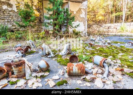 Ucraina, Kiev Oblast, Pripyat, maschere a gas abbandonate situate fuori dalla fabbrica di Giove Foto Stock