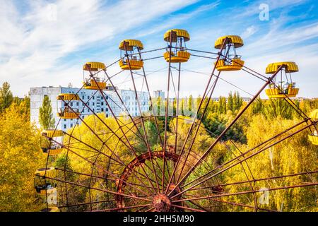 Ucraina, Kiev Oblast, Pripyat, Drone vista della ruota Ferris abbandonata nel parco divertimenti Pripyat Foto Stock