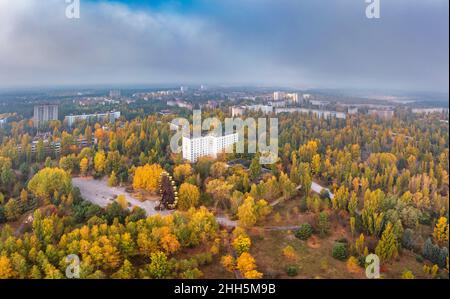 Ucraina, Kiev Oblast, Pripyat, veduta aerea della città abbandonata al tramonto d'autunno Foto Stock