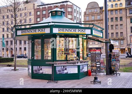Chiosco d'epoca tedesco / edicola a Corneliusplatz nel centro di Düsseldorf. Foto Stock