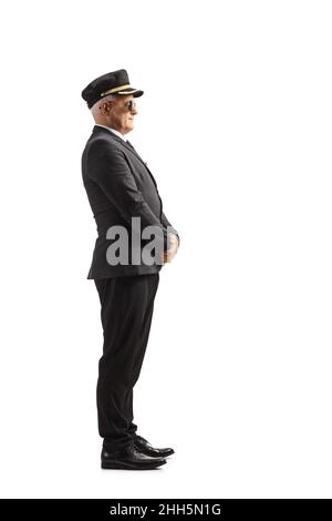 Scatto a tutto profilo di un autista in un uniforme isolato su sfondo bianco Foto Stock