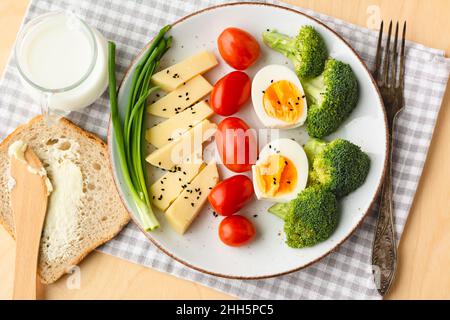 Cibo sano per la colazione. Un set di verdure fresche e latticini Foto Stock