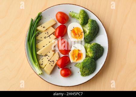 Cibo sano per la colazione. Un set di verdure fresche e latticini Foto Stock