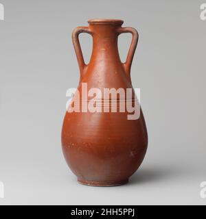 Anfora di terracotta (vaso) 2nd metà del 1st secolo d.C. vaso romano rosso smaltato con due manici e linee incise sulla spalla; terra sigillata.. Anfora di terracotta (vaso). Romana. 2nd metà del 1st secolo d.C.. Terracotta; sigillata orientale Un ware. Prima imperiale. Vasi Foto Stock