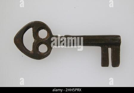 Chiave 15th secolo tedesco la decorazione di serrature e chiavi gotiche in ferro era spesso elaborata e del più alto standard di lavorazione. I motivi sono stati spesso tratti dall'architettura gotica, riproducendo su scala miniaturizzata complicati motivi di trachea e persino piccole statuette. Un certo numero di queste piccole serrature erano composte, con alcuni dei meccanismi nascosti dalla vista, e richiedevano due o anche tre chiavi usate in sequenza per aprirle. È stato suggerito che l'uso molto esteso delle serrature sulle porte, o dei coffrets e di altri tipi di cassettoni di deposito era un risultato dell'urbanizzazione crescente Foto Stock
