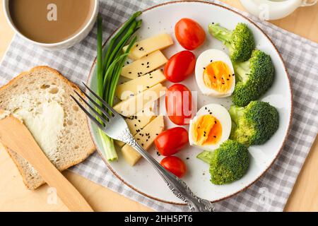 Cibo sano per la colazione. Un set di verdure fresche e latticini Foto Stock