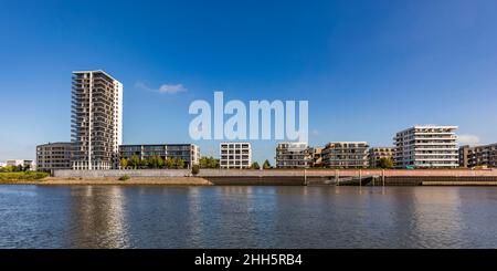 Germania, Brema, Waterfront appartamenti lungo il canale del fiume Weser Foto Stock