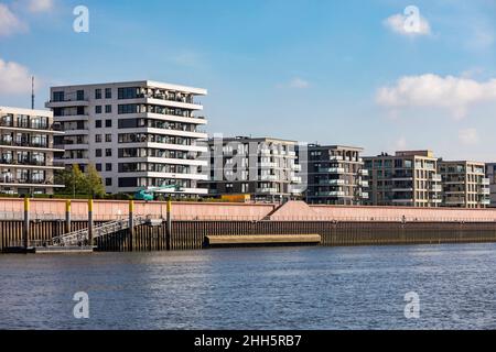 Germania, Brema, Waterfront appartamenti lungo il canale del fiume Weser Foto Stock