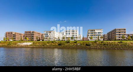 Germania, Brema, Waterfront appartamenti lungo il canale del fiume Weser Foto Stock