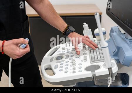 Medico che usa l'apparecchiatura medica in clinica Foto Stock