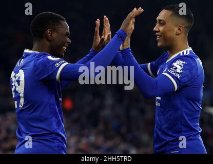 Leicester, Regno Unito. 23rd Jan 2022. Patson Daka di Leicester City festeggia il suo primo gol con Youri Tielemans durante la partita della Premier League al King Power Stadium di Leicester. Il credito dell'immagine dovrebbe leggere: Darren Staples/Sportimage Credit: Sportimage/Alamy Live News Foto Stock