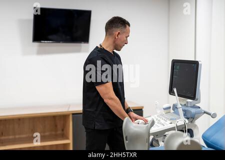 Ginecologo che utilizza uno scanner medico in ospedale Foto Stock