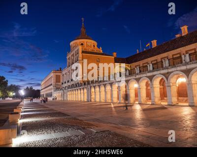 Spagna, Comunità di Madrid, Aranjuez, marciapiede che si estende di fronte al Palazzo reale di Aranjuez al tramonto Foto Stock