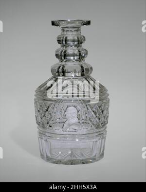 Decanter ca. 1826–35 Bakewell, Page & Bakewell uno di un paio (il suo compagno è al Philadelphia Museum of Art), questo decanter presenta un elaborato taglio decorazione. Si distingue per un ritratto sulfide di Benjamin Franklin sul fronte. Una tecnica difficile sviluppata in Europa, un materiale ceramico ad alta cottura viene inglobato in una bolla di vetro, che viene poi sgonfiata in modo che l'immagine sia circondata da vetro. Molto alla moda in Francia, la decorazione del ritratto del solfuro è stata prodotta per la prima volta in America dalla ditta di Pittsburgh Bakewell, Page, e Bakewell nel 1825 nel tentativo di competere con il vetro europeo m Foto Stock