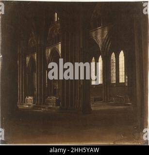 Salisbury Cathedral - The nave, dal transetto Sud 1858 Roger Fenton British gli interni scuri delle cattedrali gotiche hanno posto una sfida particolare ai primi fotografi. Lasciando aperta la serranda forse per diverse ore, Fenton ha raggiunto il tour tecnico de force di rendere chiaramente leggibile l'alta ordinanza della cattedrale, registrando al tempo stesso le sfumature di semidaridità peculiari dello spazio gotico. La Cattedrale di Salisbury, nel Wiltshire, è vista qui dal transetto sud guardando verso nord-ovest. Costruito nel periodo insolitamente breve di soli trentasei anni, dal 1220 a. Foto Stock