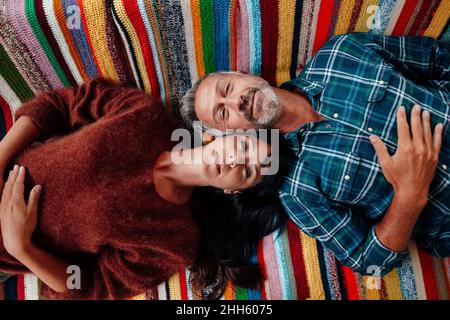 Coppia eterosessuale rilassante a casa Foto Stock