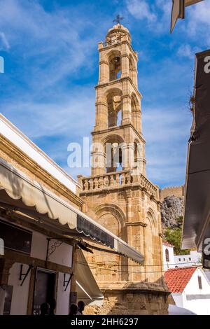 Campanile della Chiesa della Santa Vergine a Lindos in giorno di sole, Rodi, Grecia Foto Stock