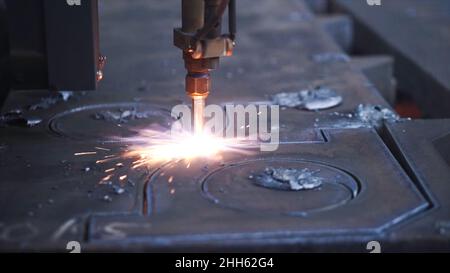 Primo piano della saldatrice a modello metallico. Clip. La saldatrice automatica crea splendidi modelli sul metallo in fabbrica. Schemi di saldatura di fabbrica ON Foto Stock
