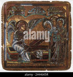 Targa con le Sacre Donne al Sepolcro ca. 1150–75 South Netherlandish le dodici placche sopravvissute di questa serie sono divise tra Londra, Parigi e New York. Il gruppo può aver originariamente decorato una grande base a croce o un pulpito. Targa con le Sacre Donne al Sepolcro. Olandese Meridionale. CA. 1150–75. Smalto Champlevé, lega di rame, dorato. Prodotto nella valle della Mosa, Paesi Bassi. Smalti-Champlevé Foto Stock