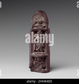 Sezione a tre lati di un Santuario portatile con scene della vita del Buddha 5th–6th Pakistan (antica regione di Gandhara) questa sezione a forma di cuneo del quartiere fa parte di un santuario che sarebbe stato circolare quando chiuso. I quattro registri interni superiori mostrano eventi dell'infanzia di Shakyamuni e della sua grande partenza; i due registri più bassi sovrappongono un Buddha emaciato (che rappresenta la sua illuminazione) con il suo primo sermone. Sezione a tre lati di un Santuario portatile con scene della vita del Buddha 38224 Foto Stock