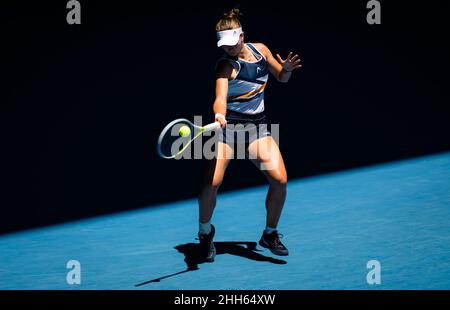 Barbora Krejcikova della Repubblica Ceca in azione contro Victoria Azarenka della Bielorussia durante il quarto round all'Australian Open 2022, WTA Grand Slam torneo di tennis il 23 gennaio 2022 al Melbourne Park di Melbourne, Australia - Foto: Rob Prange/DPPI/LiveMedia Foto Stock