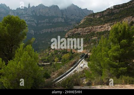 Vista della ferrovia a cremagliera da Monistrol de Montserrat a Santa Maria de Montserrat Abbazia, Catalogna, Spagna, Europa Foto Stock