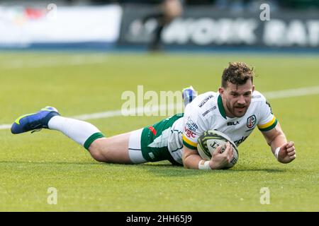 LONDRA, REGNO UNITO. GENNAIO 23rd James Stokes di Londra l'irlandese fa una prova durante la partita della European Rugby Challenge Cup tra Saracens e l'irlandese di Londra all'Allianz Park di Londra domenica 23rd gennaio 2022. (Credit: Juan Gasparini | MI News) Credit: MI News & Sport /Alamy Live News Foto Stock