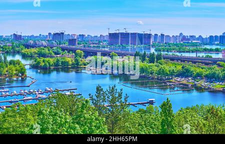 I cantieri navali con piccoli motoscafi sul Lago Vydubychi di fronte al Ponte Darnytskiy, Ucraina Foto Stock