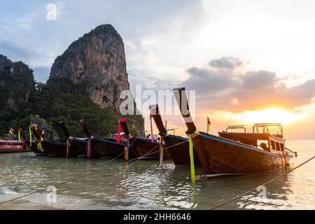 Barche a coda lunga ormeggiate sulla spiaggia di Railay, provincia di Krabi, Thailandia Foto Stock