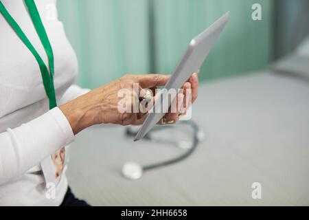 Medico che usa un tablet PC in ospedale Foto Stock