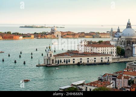 Italia, Veneto, Venezia, Santa Maria della Salute con la Giudecca sullo sfondo Foto Stock