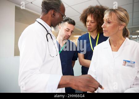 Operatori sanitari che discutono insieme in riunione in ospedale Foto Stock