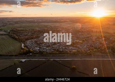 Regno Unito, Inghilterra, Whittington, veduta aerea della città di campagna al tramonto Foto Stock