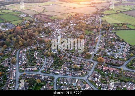 Regno Unito, Inghilterra, Whittington, veduta aerea della città al tramonto d'autunno Foto Stock