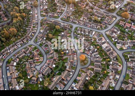 Regno Unito, Inghilterra, Whittington, paesaggio urbano aereo con strade interconnesse Foto Stock