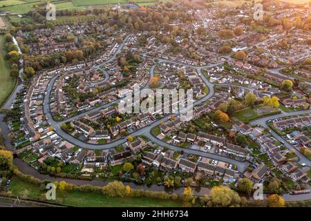 Regno Unito, Inghilterra, Whittington, veduta aerea della città sul fiume al tramonto Foto Stock