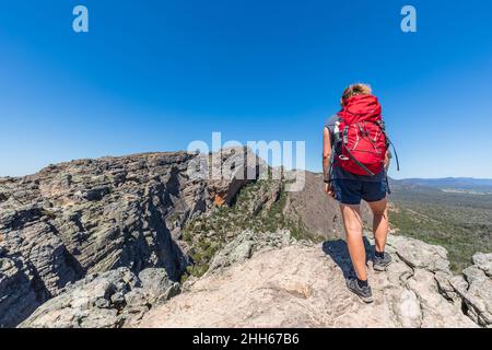 Australia, Victoria, turista femminile ammirando la vista dalla cima di Hollow Mountain Foto Stock