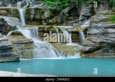 Acqua che scorre dal torrente di montagna al lago del Parco Nazionale della Vanoise, Francia Foto Stock