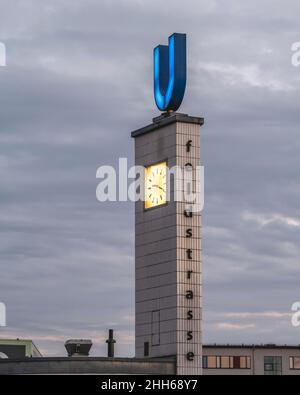 Germania, Amburgo, Feldstrasse Stazione torre di blocco in piedi contro cielo nuvoloso Foto Stock